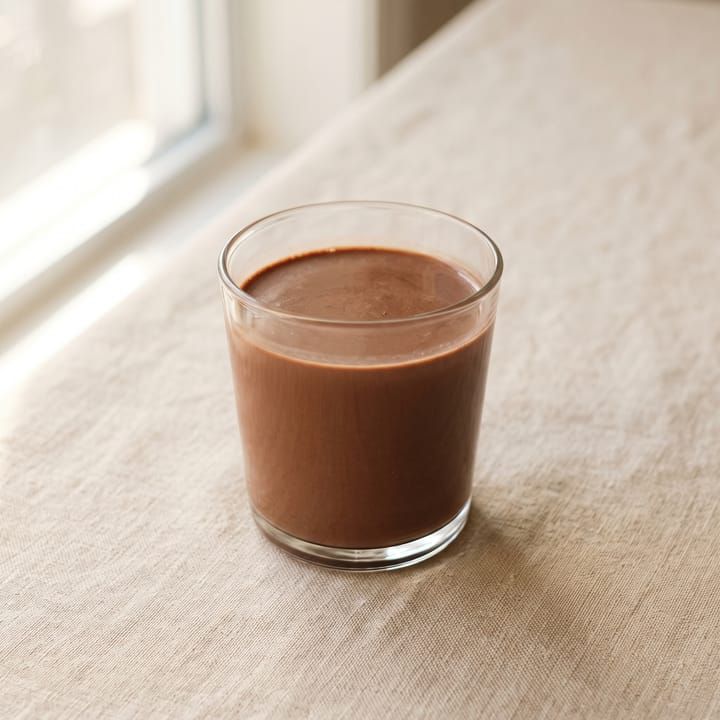 Minuman cokelat dalam gelas bening.